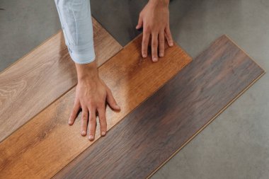 Parkenin yüzeyi. Hırdavatçıda adamın elinin detaylı yakın görüntüsü..