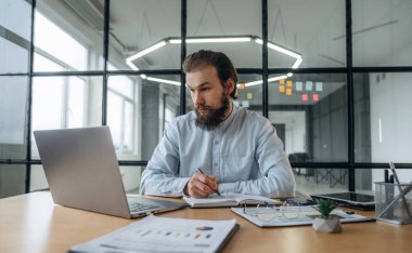 İşine odaklan. İşadamı ofiste..