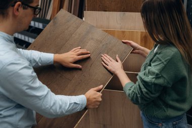 Üst manzara, parke ile, seçim. Erkek ve kadın hırdavatçıdalar..