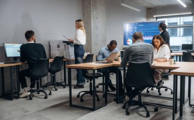 İnsanlar meşgul. Bir grup ofis çalışanı içeride birlikte..