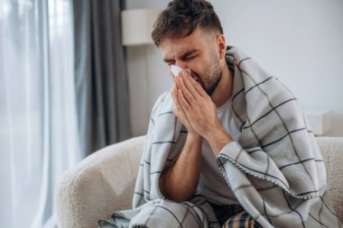 Hasta adam evde kendini kötü hissediyor..