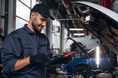 Benzin istasyonu meşgul. Tamirci çalışıyor..