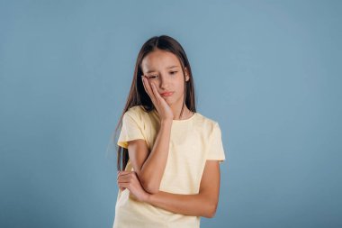 Kötü hissediyorum, yorgunum. Genç kız arka plana karşı..