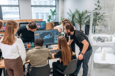 Heyecan verici bir proje, 3D baskı. Tasarımcı takımı ofiste birlikte..