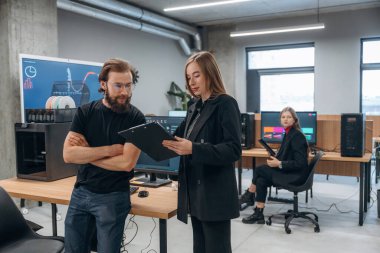 3d yazıcı yazılımı ile göster. Tasarımcı takımı ofiste birlikte..