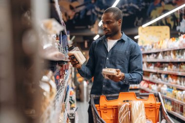 Erkek müşteri süpermarkette..