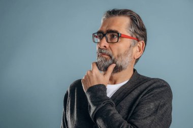 Sunbae stüdyoda arka planda bekliyor..