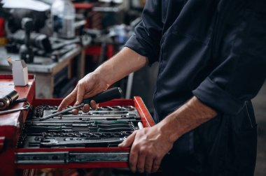 Bir sürü aleti olan bir masa. Araç servis istasyonundaki tamircinin görüntüsünü kapat.