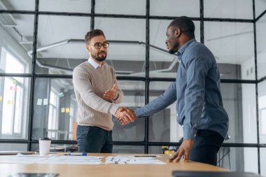 İki ofis çalışanının buluşması, tokalaşması, selamlar..