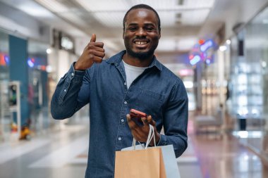 Siyah adam süpermarketin holünde..