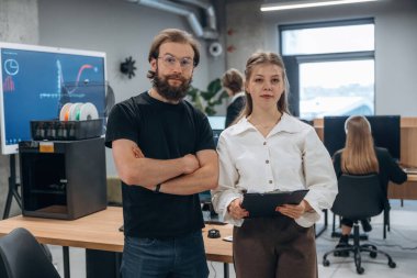 Erkek ve kadın ayakta duruyor. Tasarımcı takımı ofiste birlikte..