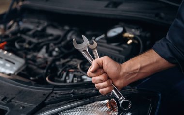 El aletleri. Araç servis istasyonundaki tamircinin görüntüsünü kapat.