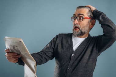 Gazete okuyorum. Sunbae stüdyoda arka planda bekliyor..
