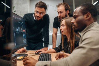 Birlikte bir proje üzerinde çalışıyoruz. Tasarımcı ekibi ofiste..