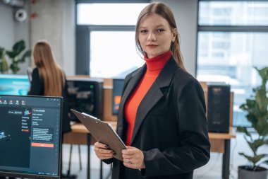 Tasarımcı takımı ofiste birlikte..