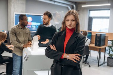 Ofiste 3D yazıcının yanında insanlar var..