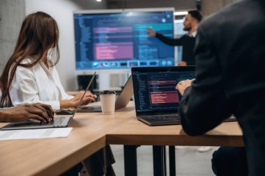 Bilgiler ekrana. Bir grup ofis çalışanı içeride birlikte..