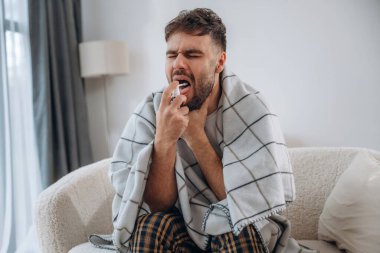 Boğaz spreyi kullanıyorum. Hasta adam evde kendini kötü hissediyor..