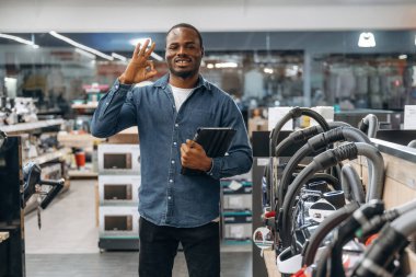 Her şey yolunda, el hareketi. İşçi ev aletleri mağazasında..
