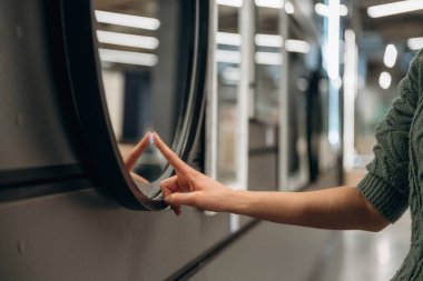 Dokunmatik ekranlı ayna. Hırdavatçıdaki kadının yakın görüntüsü..