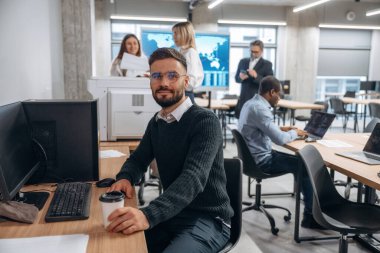 Resmi kıyafet. Bir grup ofis çalışanı içeride birlikte..