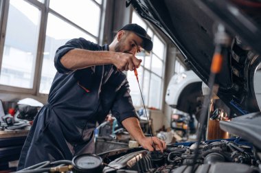 Benzin istasyonu meşgul. Tamirci çalışıyor..