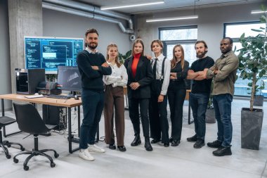 Durup poz vermek. Tasarımcı takımı ofiste birlikte..