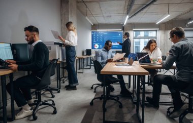 İnsanlar meşgul. Bir grup ofis çalışanı içeride birlikte..