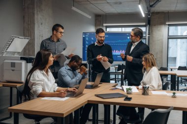 Profesyonel şirket. Bir grup ofis çalışanı içeride birlikte..