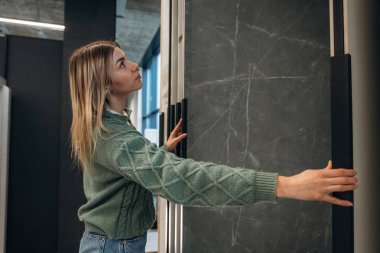 Mutfak için mükemmel tabak arıyorum. Kadın hırdavatçı dükkanında, alışveriş konsepti..