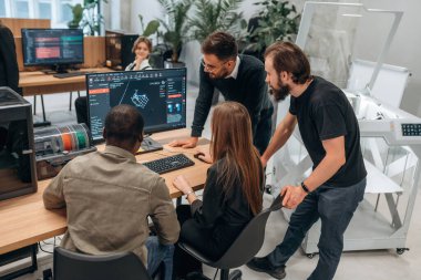 Birlikte bir proje üzerinde çalışıyoruz. Tasarımcı ekibi ofiste..