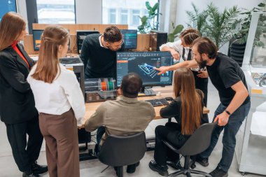 İş projesi, bilgisayarla. Tasarımcı takımı ofiste birlikte..