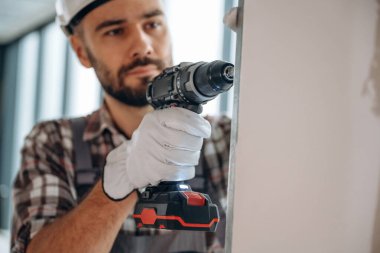 Duvarı deliyorum. Bir adam bitmemiş bir odayı yeniliyor..