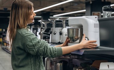 Mutfak eşyaları. Kadın hırdavatçı dükkanında, alışveriş konsepti..