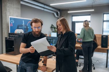 Heyecan verici bir proje, 3D baskı. Tasarımcı takımı ofiste birlikte..