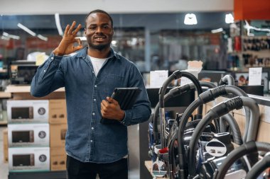 Her şey yolunda, el hareketi. İşçi ev aletleri mağazasında..