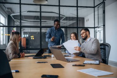 İş kavramı. Profesyonel işçiler modern ofiste birlikte çalışıyorlar..