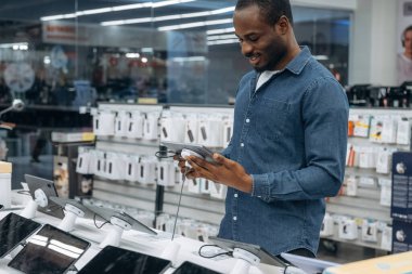Dijital tablet ellerinde. Ev gereçleri dükkanındaki adam..