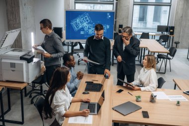 Yeni proje, bir grup insan meşgul. Bir grup ofis çalışanı içeride birlikte..