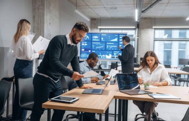 Masanın yanında. Bir grup ofis çalışanı içeride birlikte..