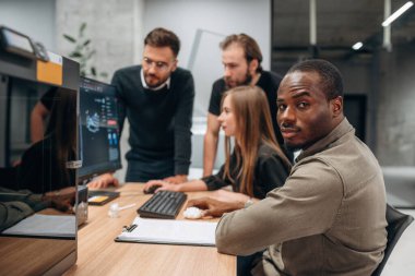 Bilgisayarla. Tasarımcı takımı ofiste birlikte..