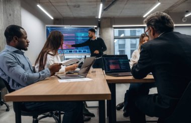 Veri ekranda. Bir grup ofis çalışanı içeride birlikte..