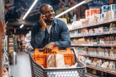 Telefonum çalıyor. Erkek müşteri süpermarkette..