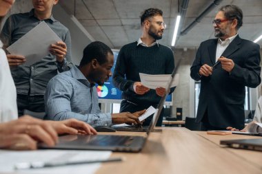 Bir grup ofis çalışanı içeride birlikte..