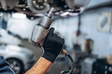 Araç servis istasyonundaki tamircinin görüntüsünü kapat.