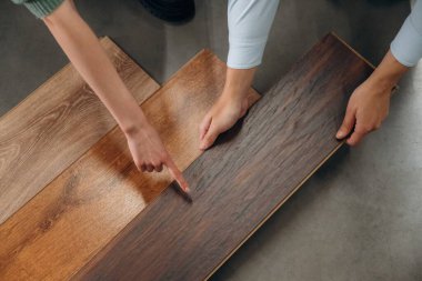 Üst manzara, parke ile, seçim. Erkek ve kadın hırdavatçıdalar..