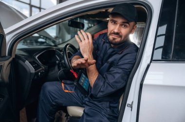 Bu işe yaramıyor, ellerini çapraz yap. Tamirci bir araba istasyonunda..