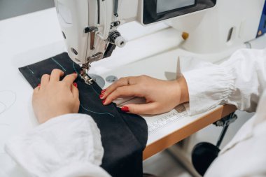 Manzarayı kapat. Terzi içeride çalışıyor..