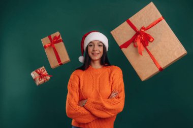 Bir sürü hediye, hediye kutuları havada. Genç ve güzel bir kadın arka plana karşı..