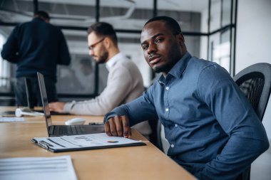 Meslektaşlar birliktedir. Profesyonel işçiler modern ofiste..